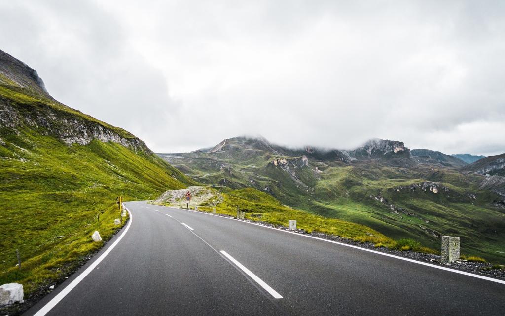 葱郁唯美的山路美景