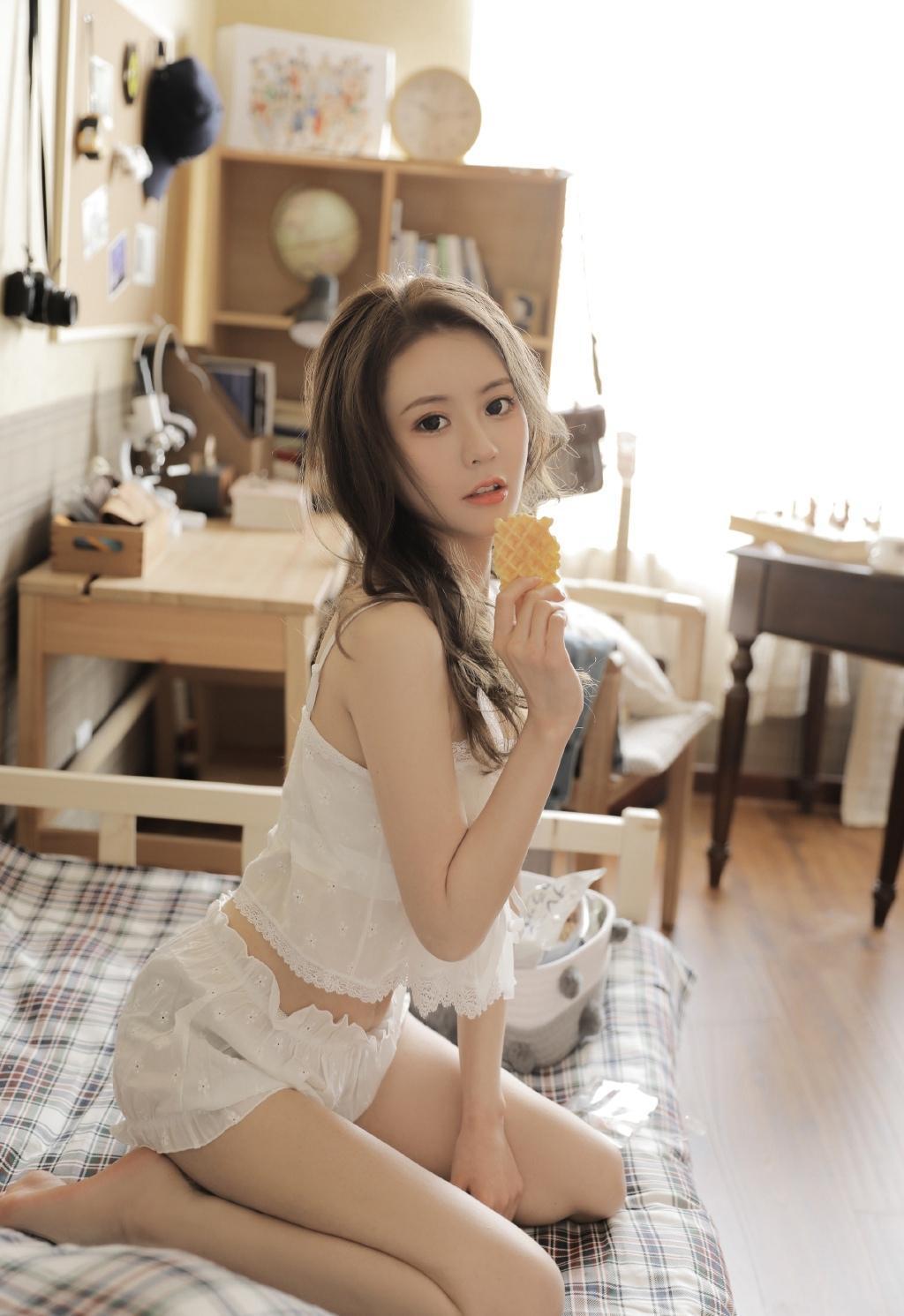 白嫩美腿性感少女居家甜美私房写真