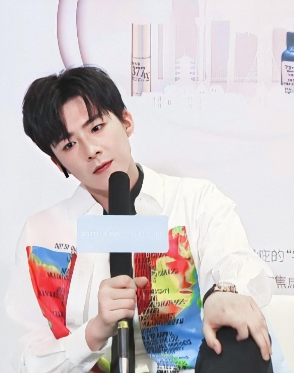 小鲜肉刘宇宁时尚休闲迷人写真