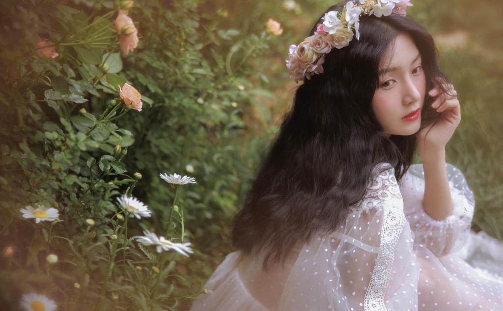 唯美灵动少女花丛中清新户外迷人写真