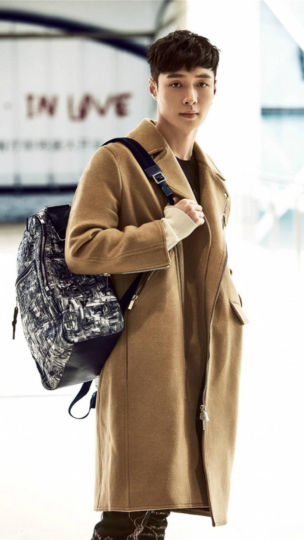 张艺兴优雅禁欲变型男