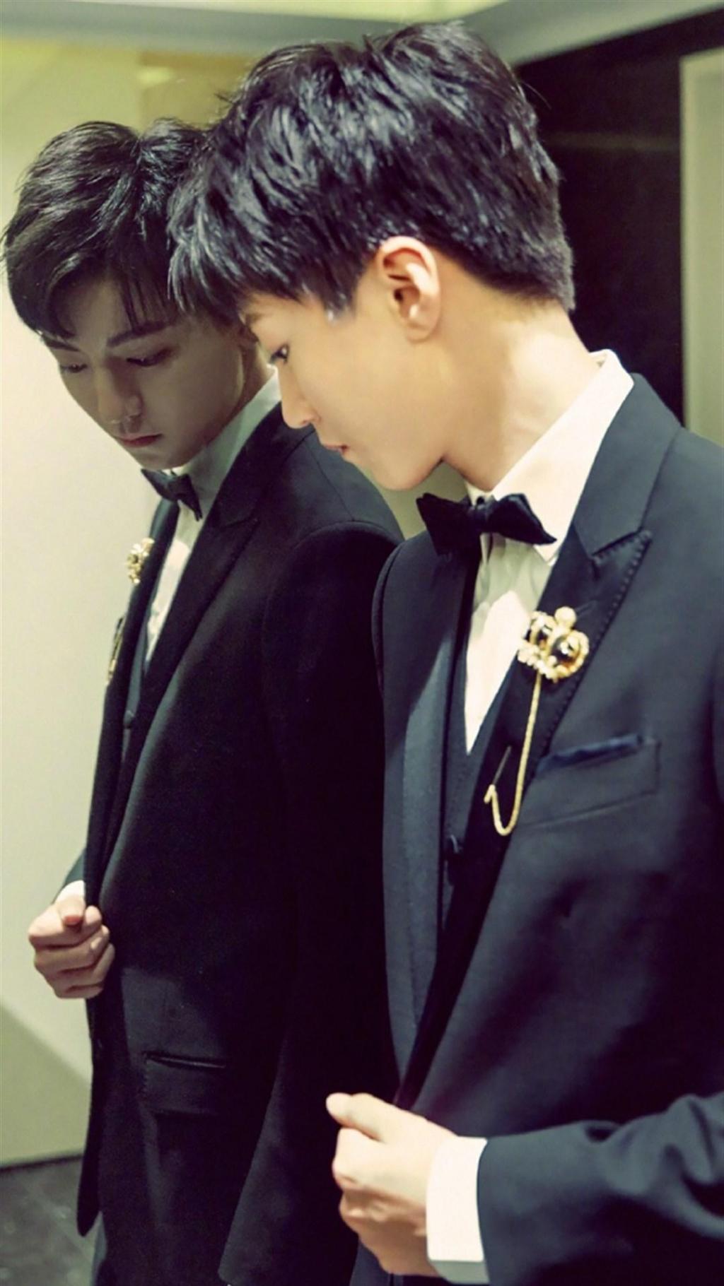 王俊凯成熟西服照