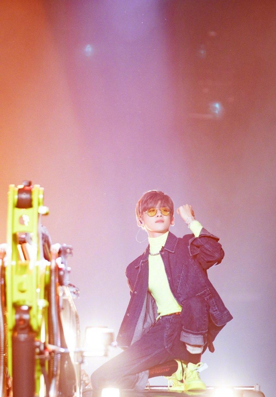 白敬亭奶奶灰发型