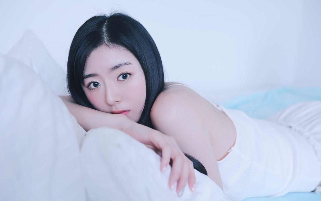 白皙貌美吊带衫诱人床上性感写真