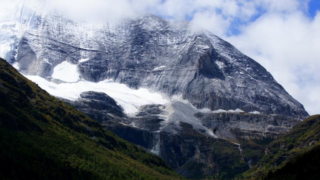四川夏诺多吉神山风景