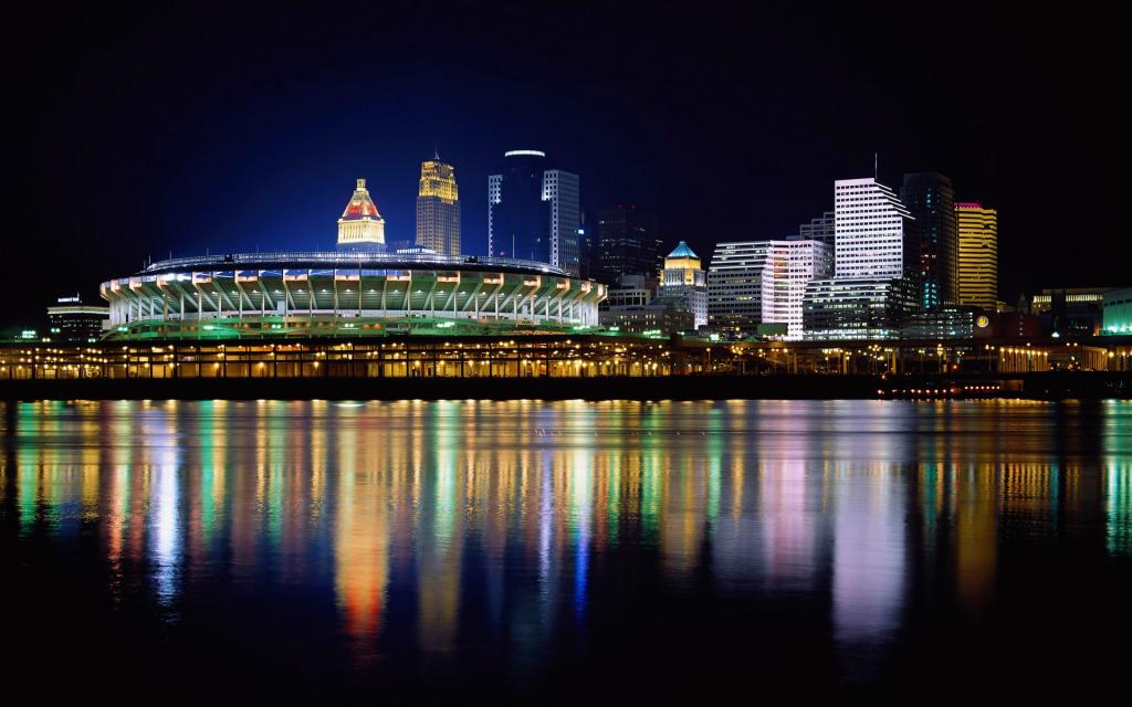 城市夜景水中倒影