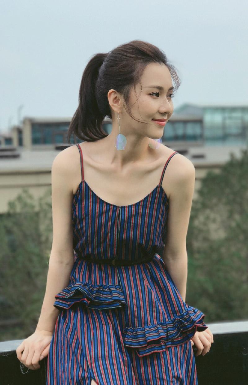 刘颖伦唯美吊带裙装