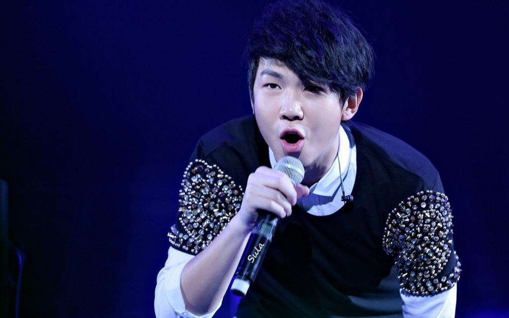 阳光少年白举纲休闲写真