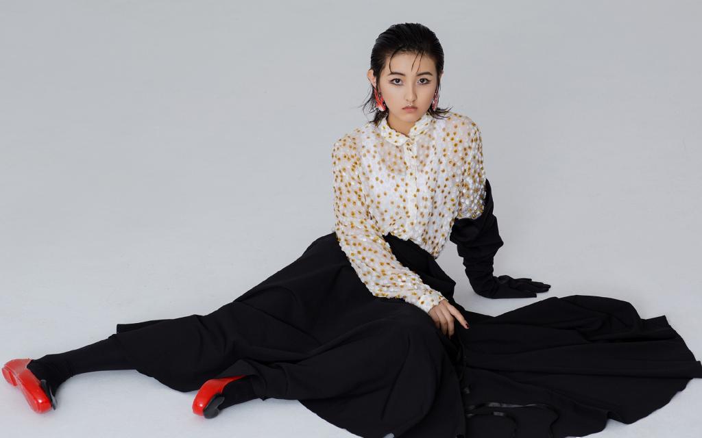 成熟炫酷的张子枫