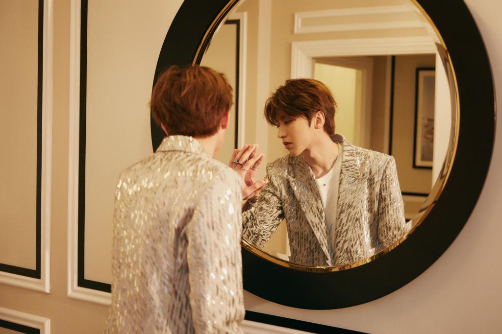 蔡徐坤闪光条纹西装时尚写真