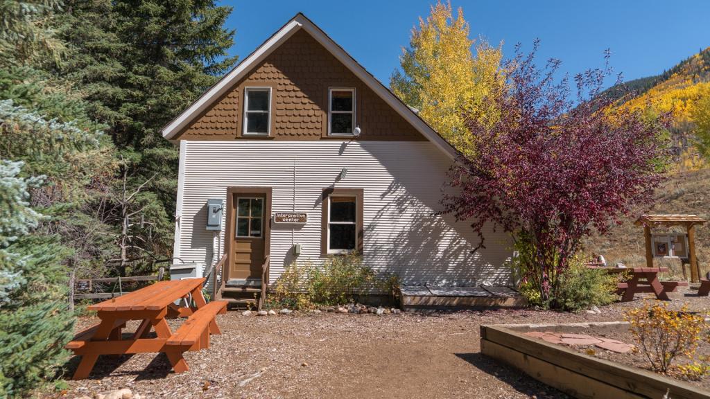 野外乡村小房屋风景