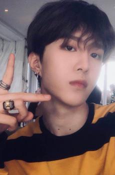 小鲜肉范丞丞帅气自拍