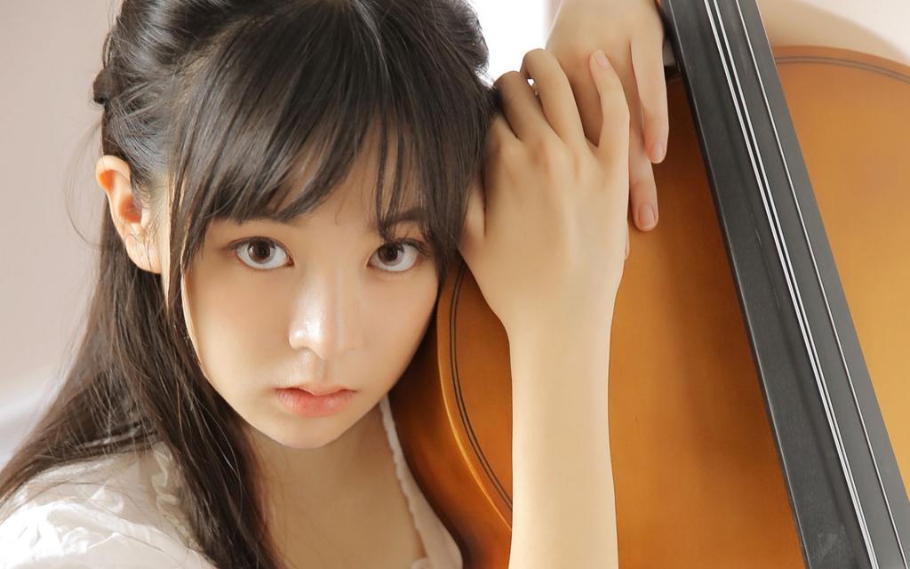 小巧玲珑的美女