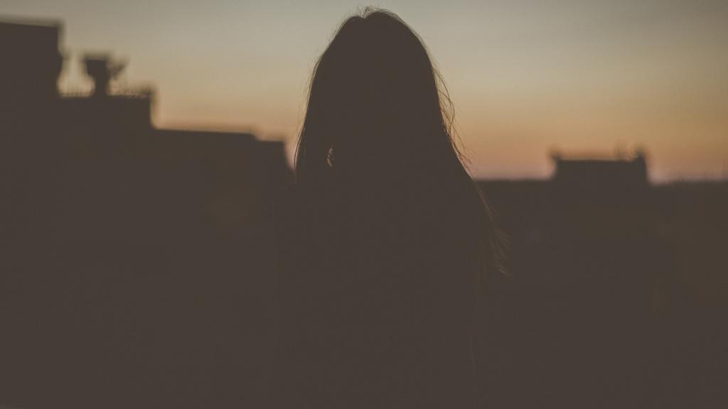 夕阳下孤独背影