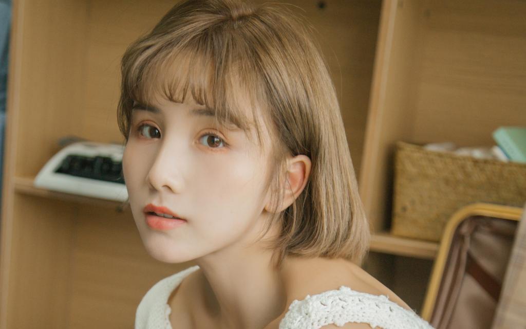 短发萌妹子迷人写真