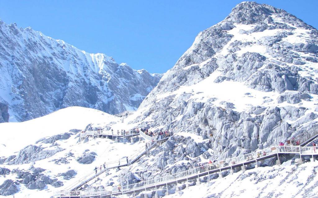 崇山峻岭的玉龙雪山壮观风景