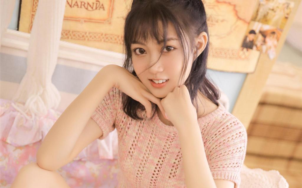 大眼睛萌妹子甜美气质写真