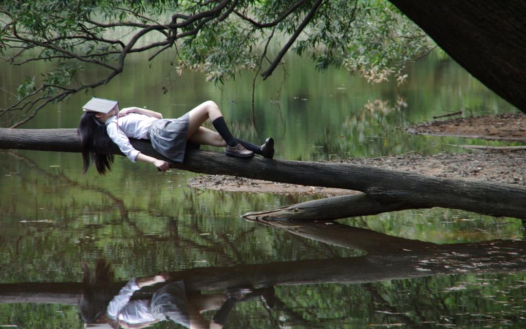 一个人安安静静的发呆着