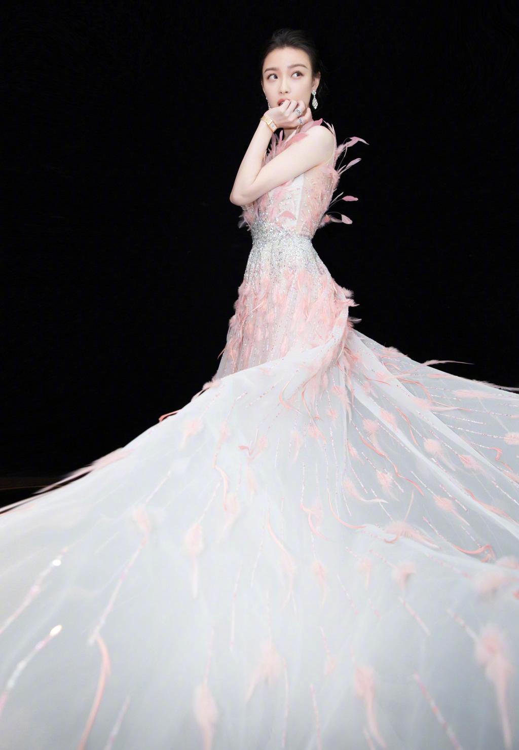 清新淡雅美女倪妮时尚粉色羽毛长裙