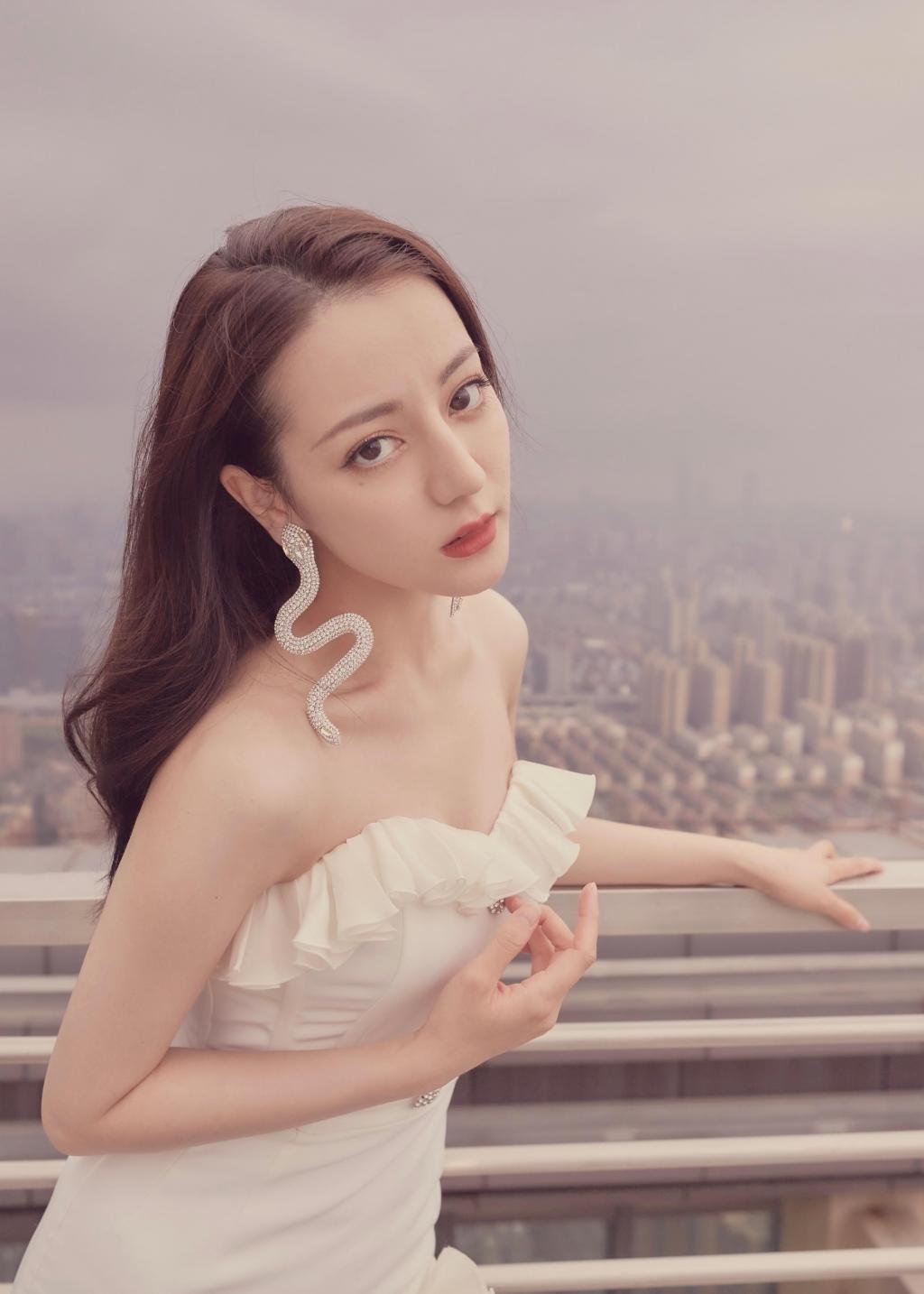 迪丽热巴性感开衩长裙写真