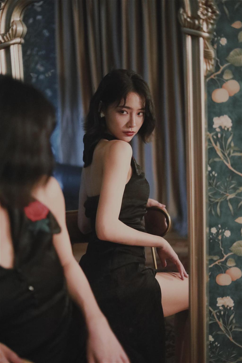 许佳琪香肩半露性感复古旗袍写真