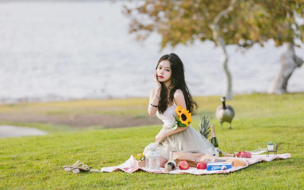 性感御姐惹火撩人户外写真