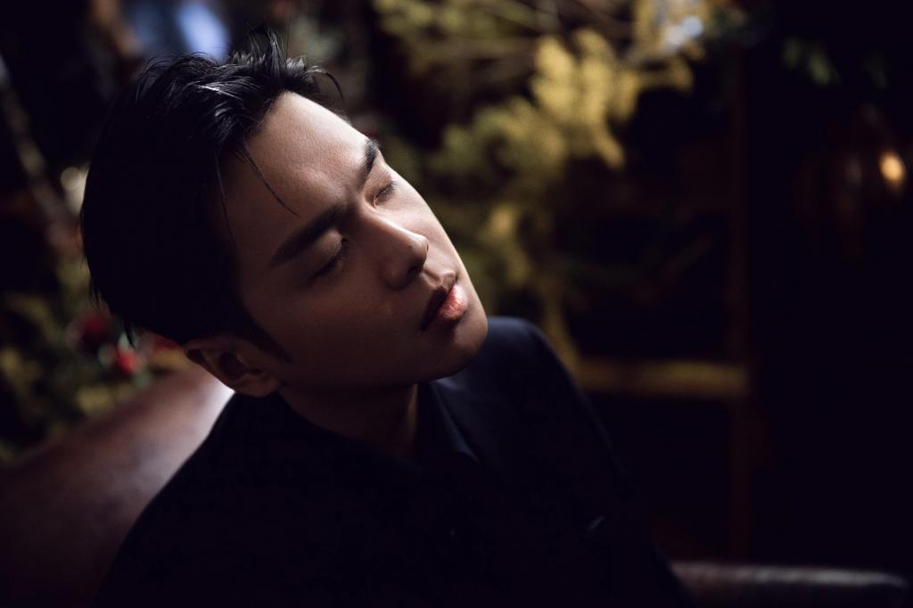 张若昀正装时尚帅气写真