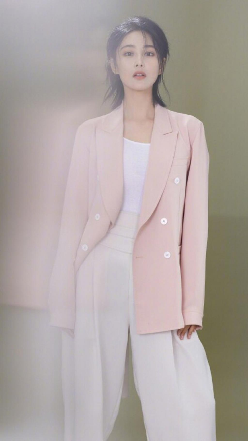 张馨予粉色西装时尚写真
