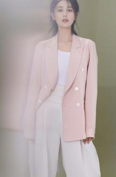 张馨予粉色西装时尚写真