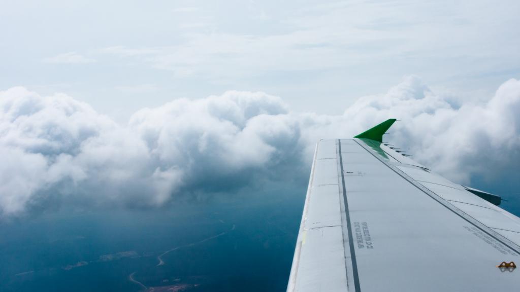 高空云层上的飞机机翼