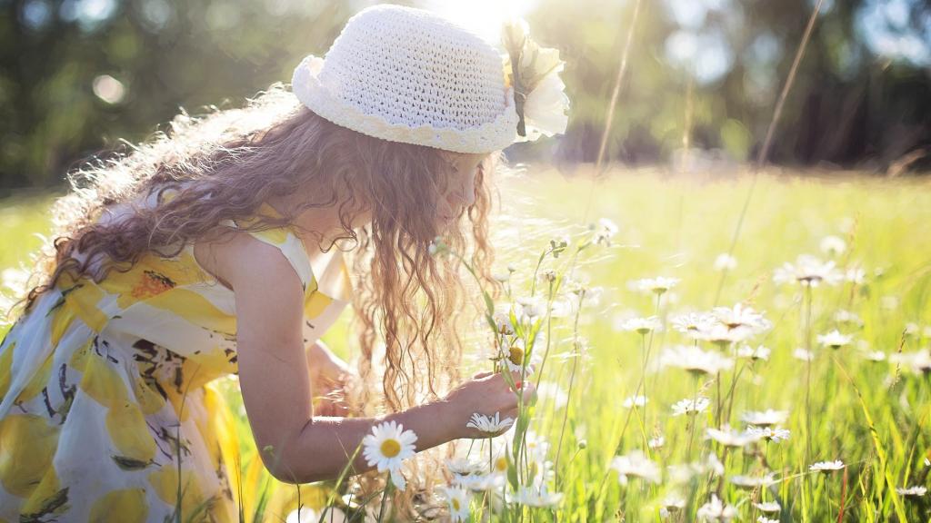 可爱的孩子给人温馨的感觉