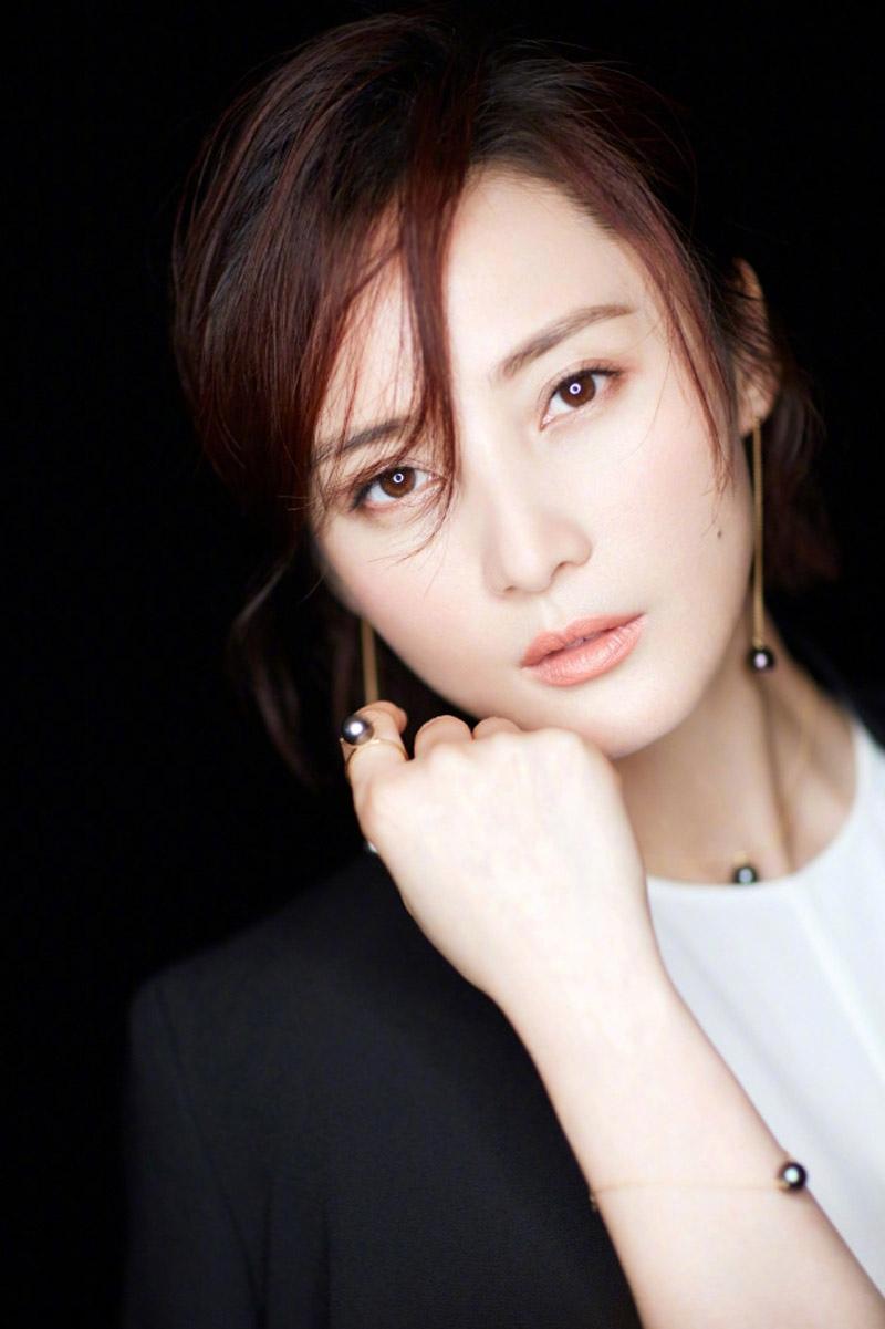 蒋勤勤成熟知性黑白时尚写真