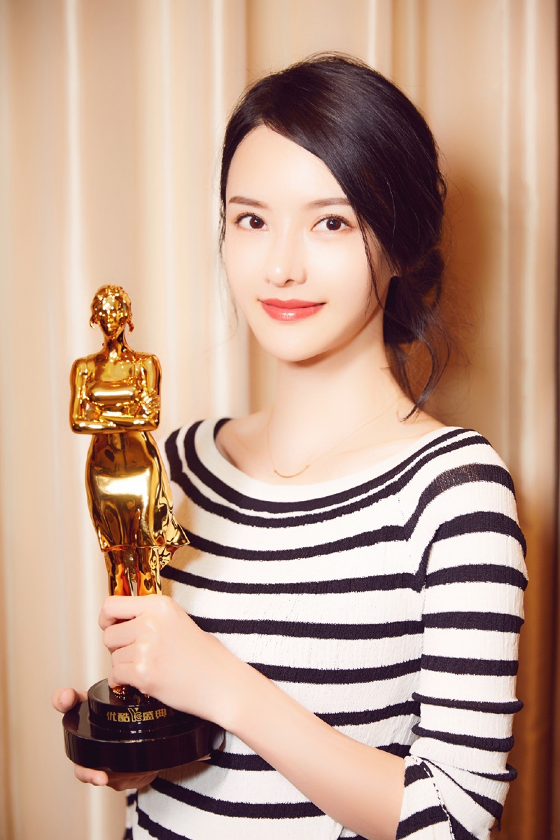 气质美女张芷溪性感知性写真