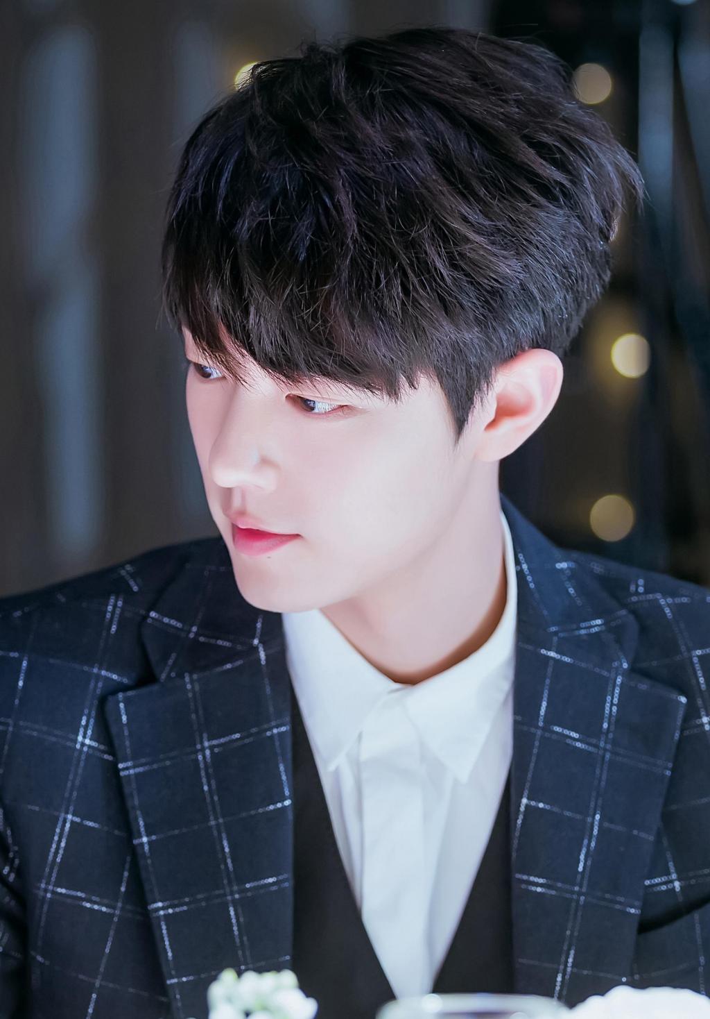 温暖少年肖战帅气西装写真