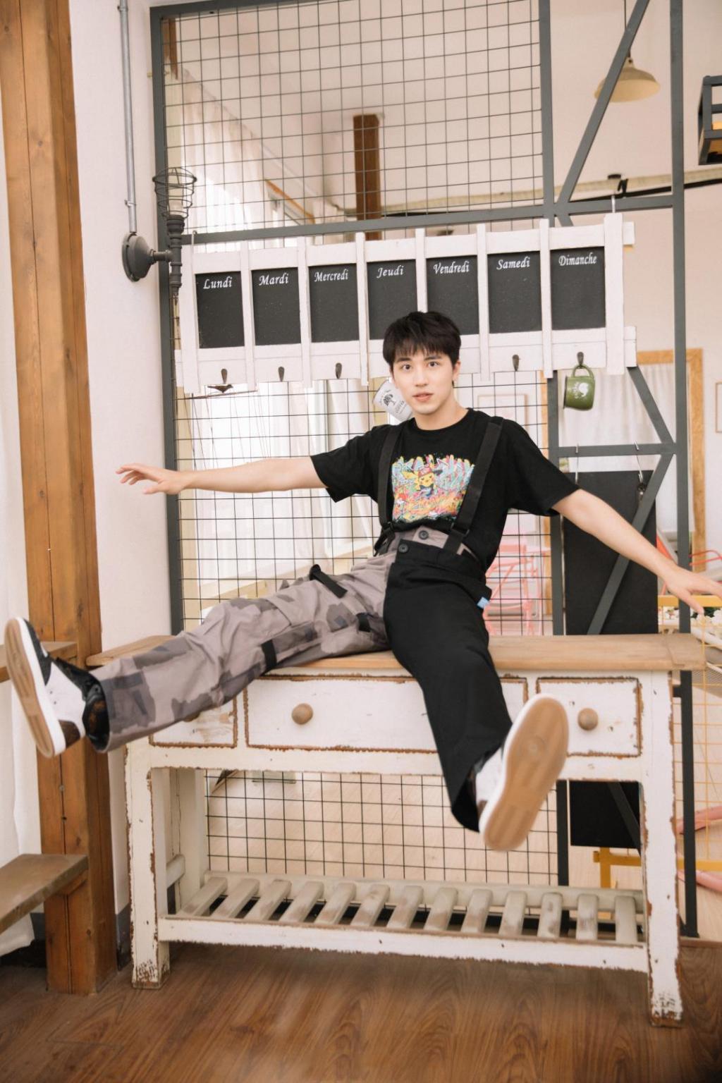 许魏洲撞色背带裤阳光帅气写真