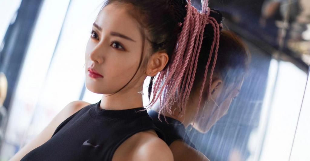 张天爱粉色脏脏辫