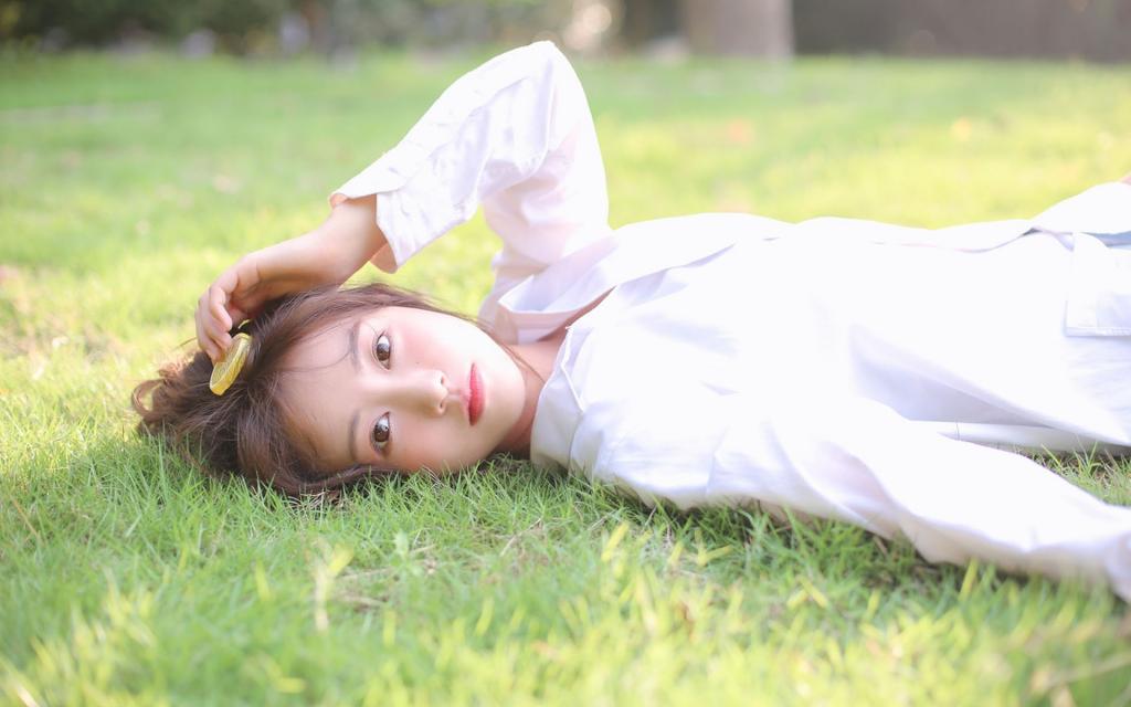 俏皮美女白衬衫诱惑写真