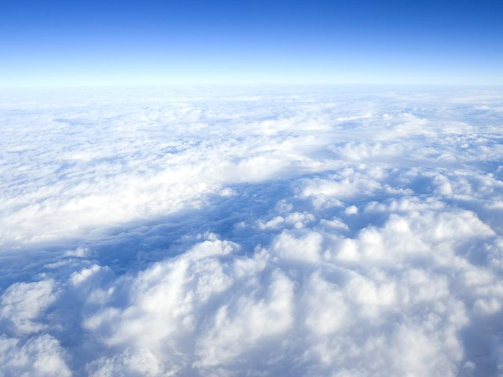 蓝天清澈，白云悠然