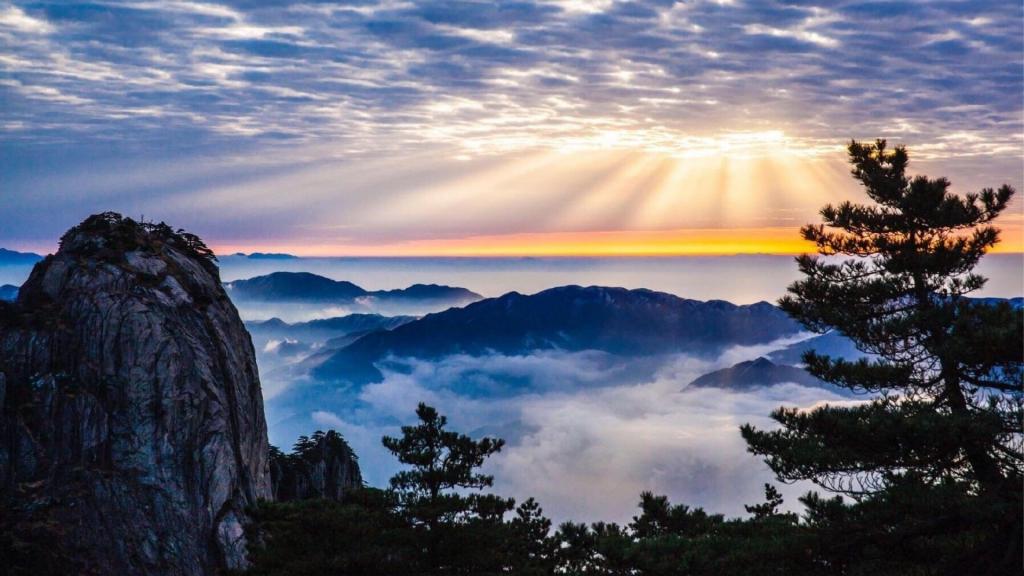 黄山现流云飞瀑奇观