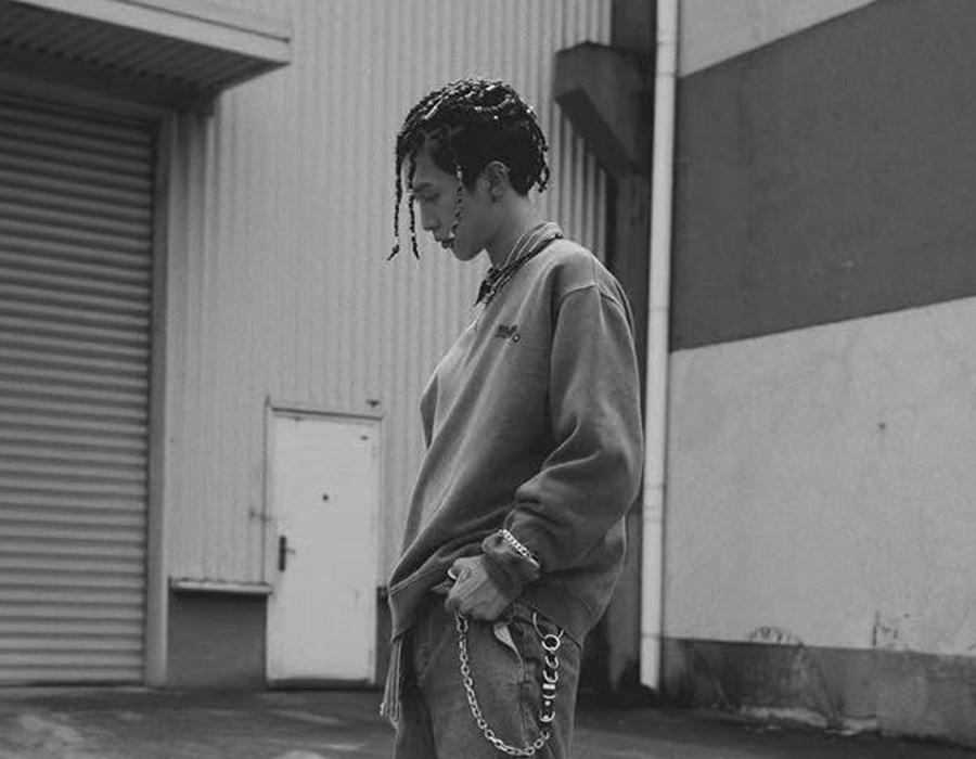 范丞丞帅气蓝色脏辫