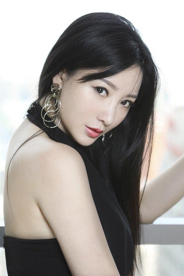 柳岩深V裙性感写真