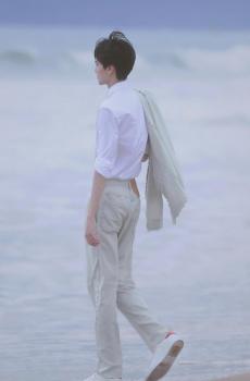阳光少年毕雯珺海边清新衬衫迷人写真-3