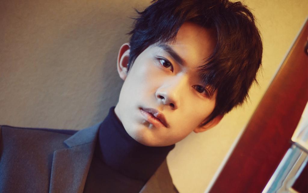 易烊千玺英伦风帅气写真