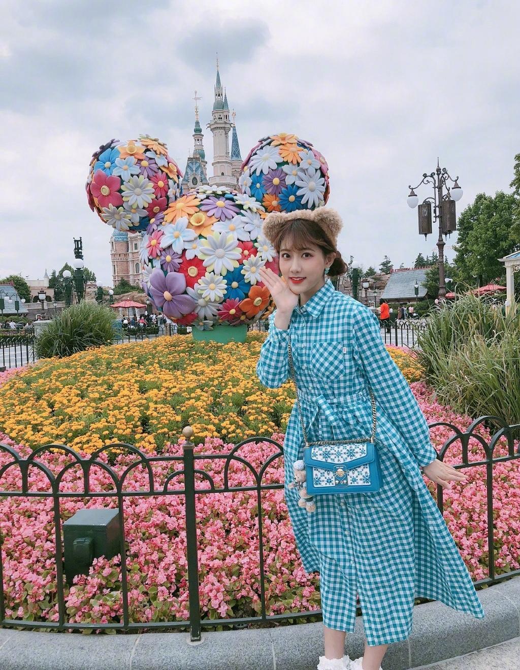 李艺彤迪士尼少女风格可爱甜美自拍