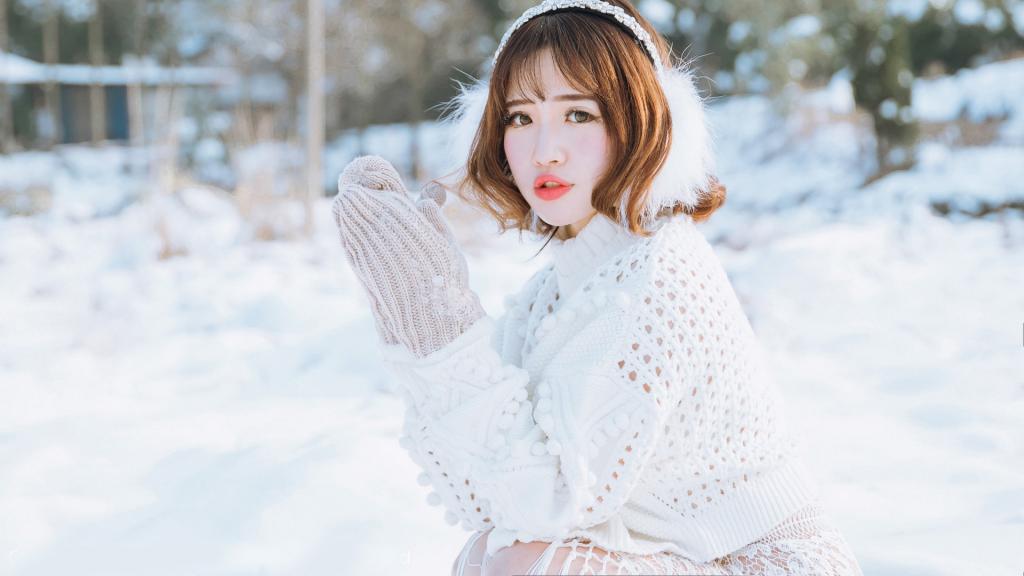 美丽动人雪地美女图片