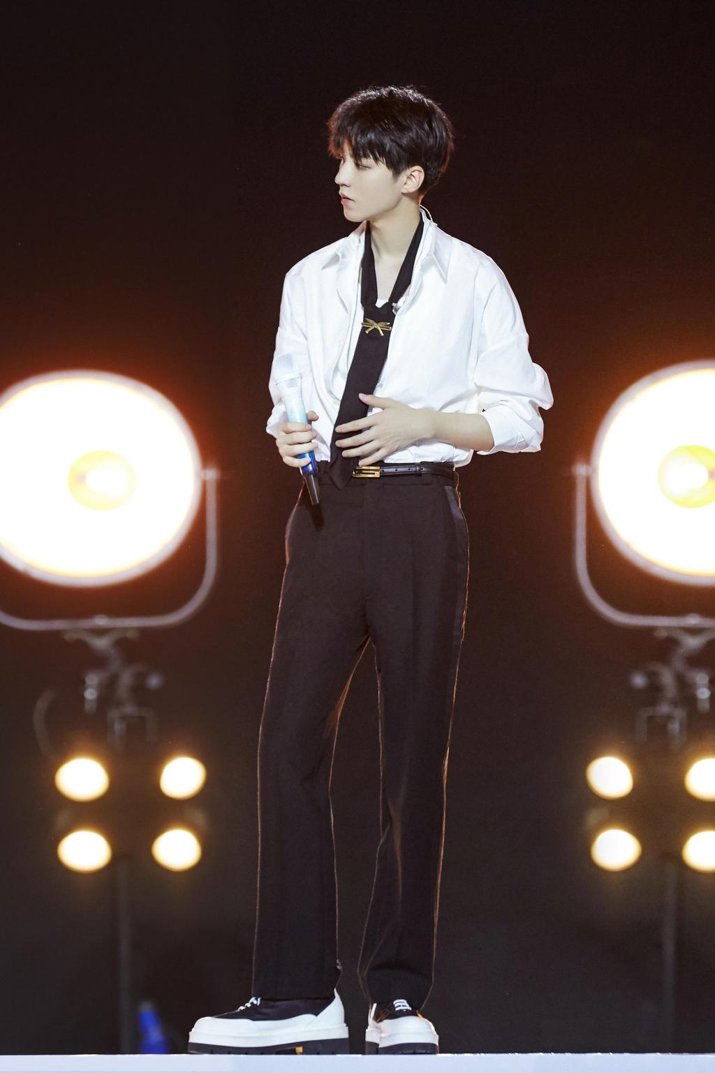 王俊凯霸道总裁范潇洒帅气写真