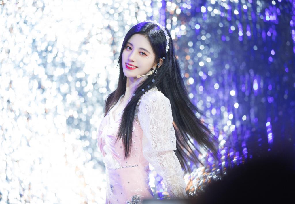 鞠婧祎0618生日惊喜甜美舞台照