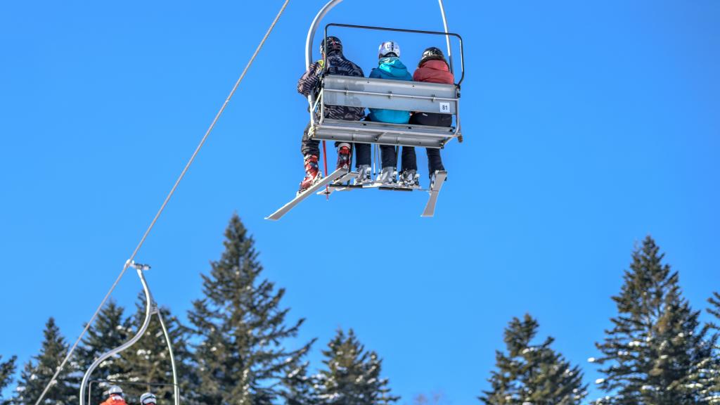 一条索道上高悬