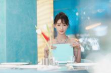 吴谨言金色一字肩公主风礼服裙优雅写真