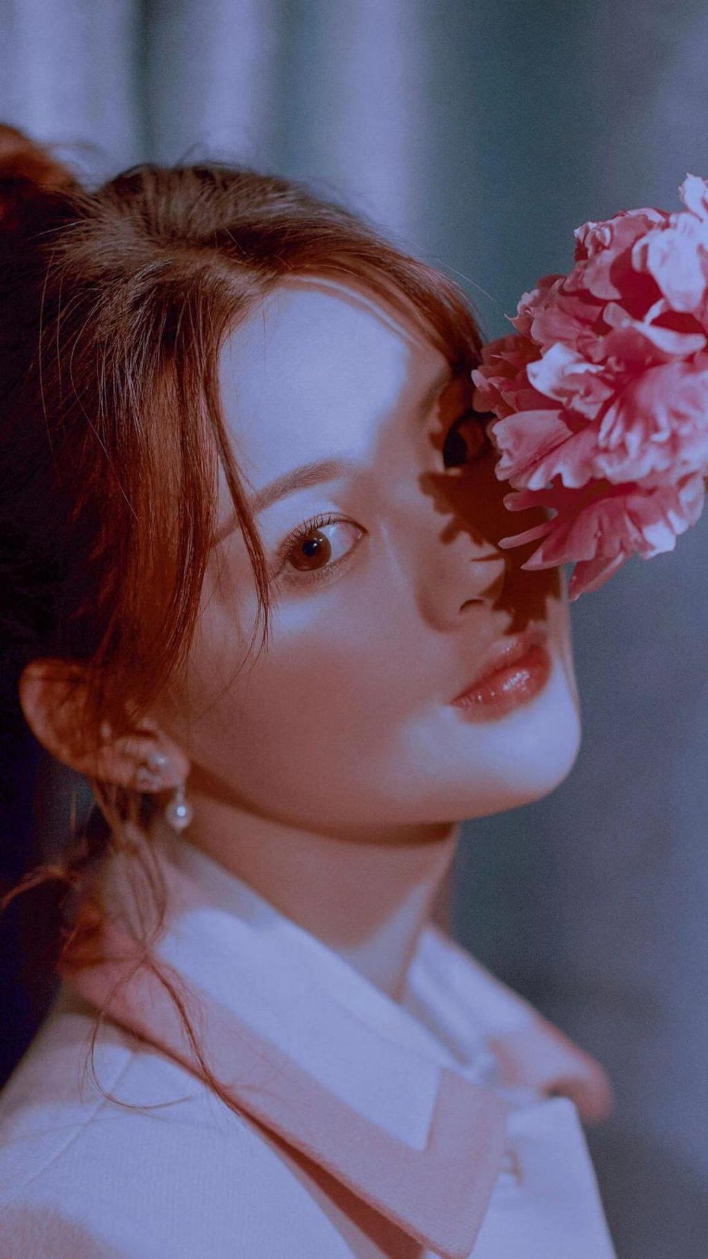 甜美俏皮的杨超越气质写真